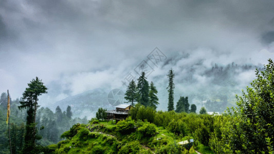 小房子青城山中的云雾缭绕GIF高清图片