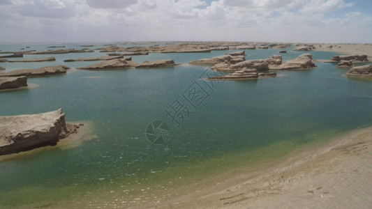 沙漠之湖水上雅丹地貌风光湖泊GIF高清图片