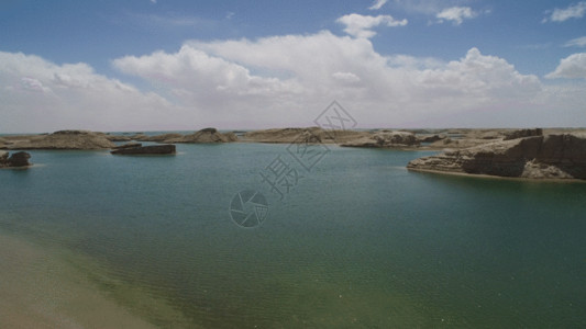 湖水中水上雅丹地貌风光GIF高清图片