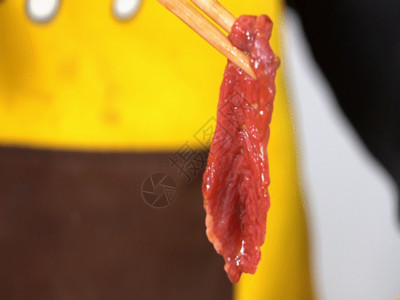 黄色的里面筷子夹生牛肉特写GIF高清图片