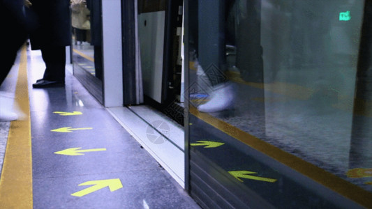 玻璃路实拍上班行人匆忙追赶地铁镜头GIF高清图片
