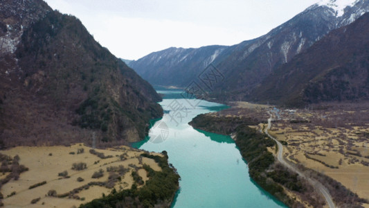 蜿蜒河航拍藏区青山绿水GIF高清图片