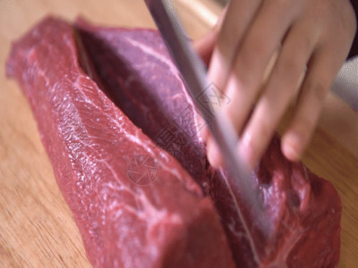鲜牛肉块实拍切牛肉镜头GIF高清图片