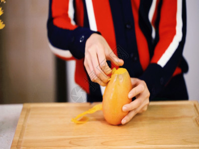 木板水果芒果剥皮 GIF高清图片