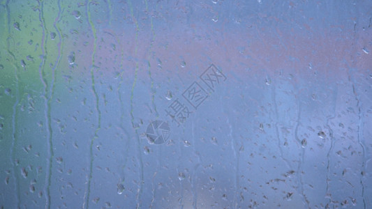 坐在窗户上下雨天的玻璃GIF高清图片