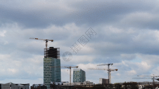 城市高楼建工地设延时拍摄GIF图片