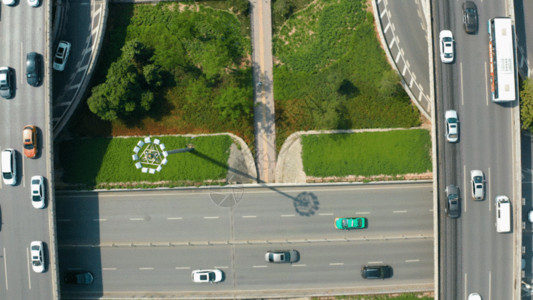 绿色城市建设繁忙的城市交通4K航拍GIF高清图片
