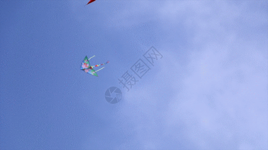 蓝天公园里风筝飞翔GIF图片