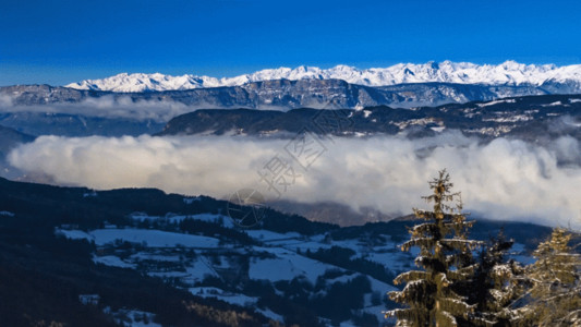 云雾山脉烟雾笼罩的昆仑山雪山GIF高清图片