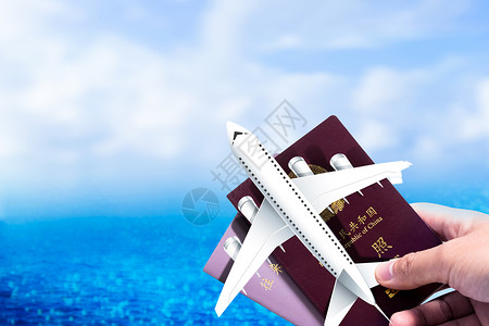 拿着护照去旅行度假高清图片素材