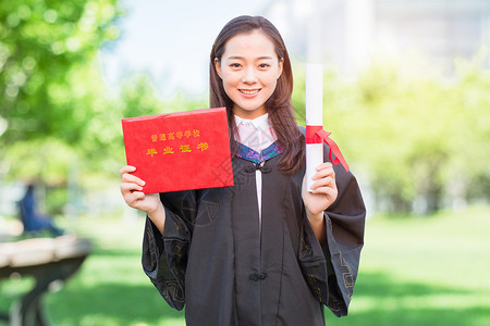 穿着学士服女孩毕业季设计图片