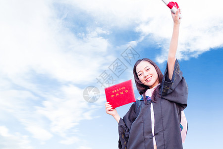 红色荣誉证书女学生手举荣誉证书设计图片