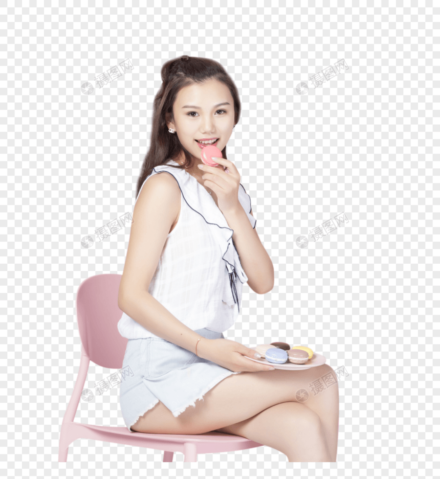 吃甜点的青年女性图片