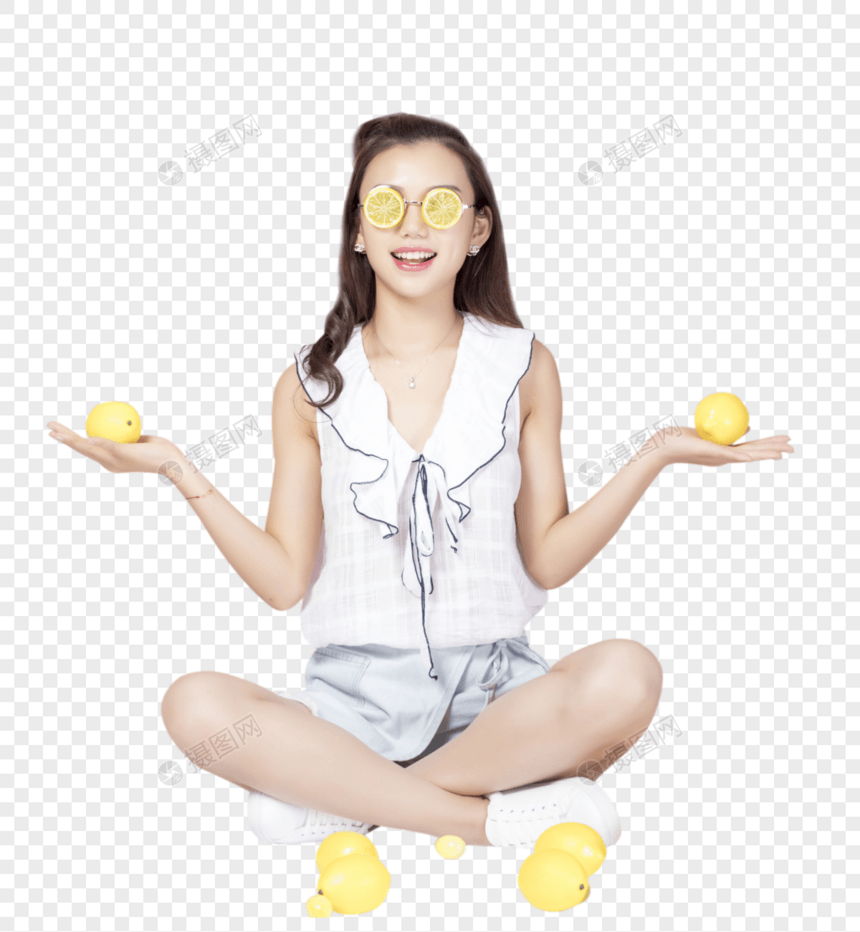 拿着柠檬的青年女性图片