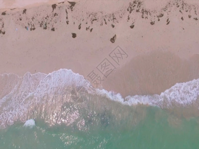 涠洲岛沙滩沿岸大海海水潮汐起落航拍GIF高清图片