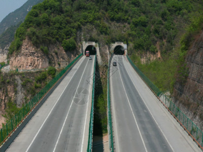 一排卡车高速隧道航拍合集GIF高清图片