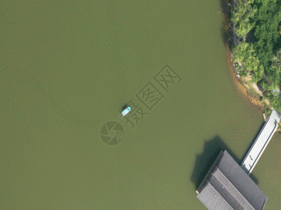 园林湖面4K航拍GIF图片