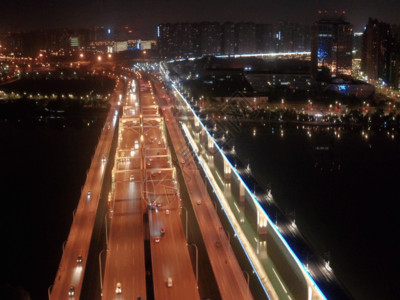 倒影城市夜晚城市交通4K航拍GIF高清图片