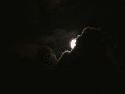 乌云渐渐遮住月亮实拍GIF图片
