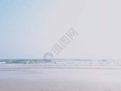 一个人走路海边女孩拍照玩背影GIF高清图片
