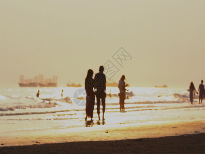 夕阳海边素材黄昏海边人群游玩GIF高清图片