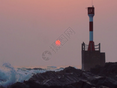 夕阳照片海上海浪灯塔GIF高清图片