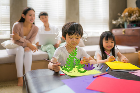 亚洲家庭家居亲子孩子画画插画