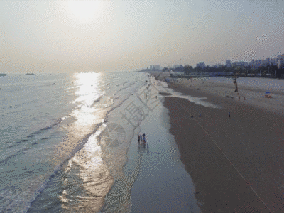 北海银滩黄昏沙滩游人航拍GIF图片