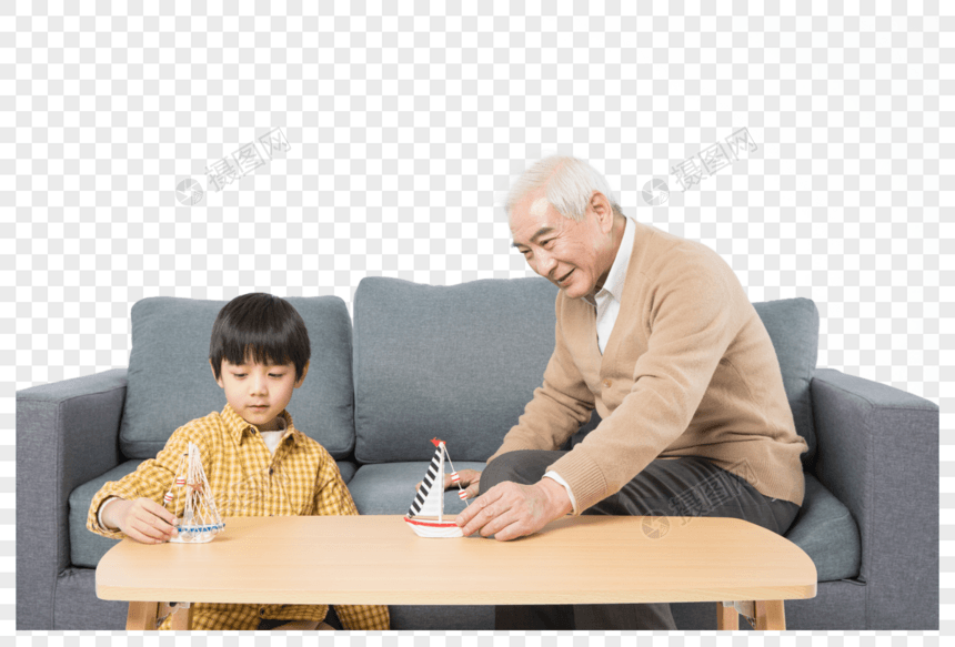 爷孙俩在茶几上玩帆船图片