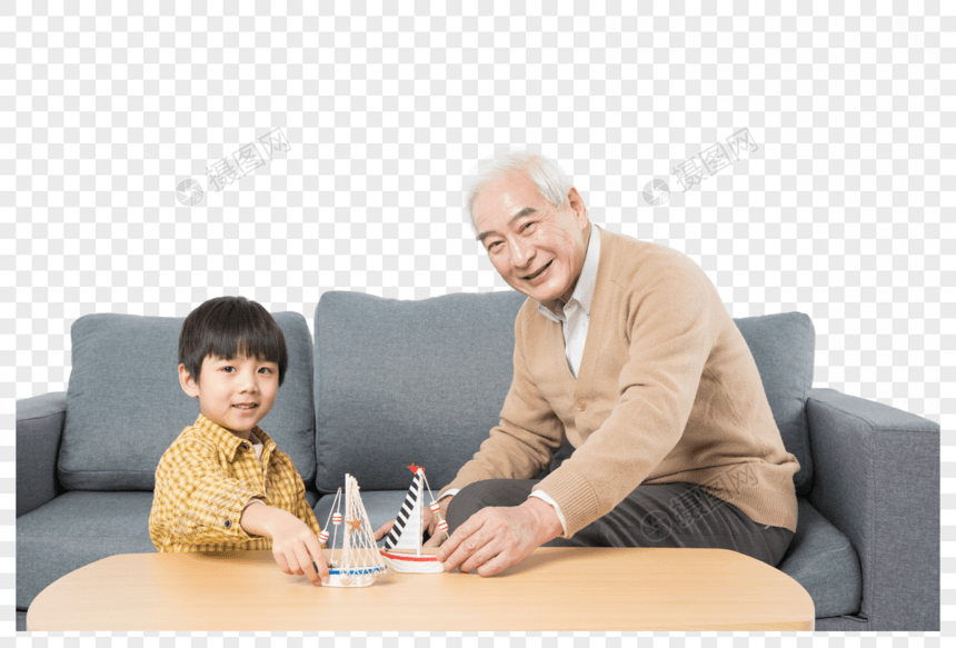 爷孙俩坐在沙发上玩帆船图片