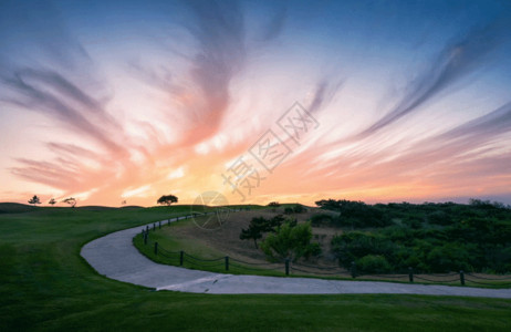 草原晚霞摄影高尔夫球场一条小路gif高清图片