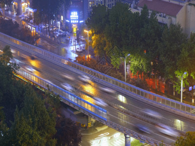 雨天夜景雨天交通延时GIF高清图片