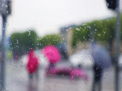 玻璃雨下雨天玻璃外交通行人GIF高清图片