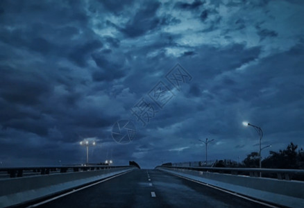 路天暴风雨天深蓝忧郁的天桥和路灯gif动图高清图片