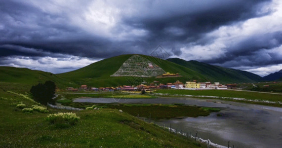 草地山水素材珠姆措草原的乌云gif动图高清图片