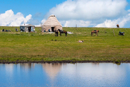 一群人吃新疆天山牧场美景gif动图高清图片