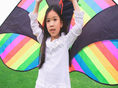孩子彩色儿童抱着风筝跑GIF高清图片