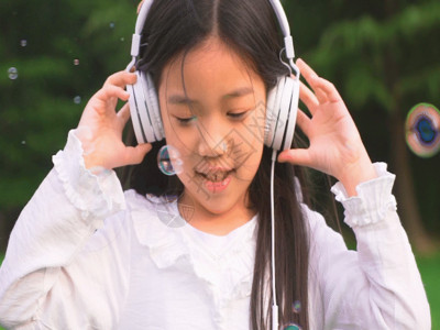 耳机女孩泡泡下儿童享受音乐GIF高清图片