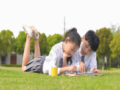 孩子在草地上孩子们在草地画画GIF高清图片