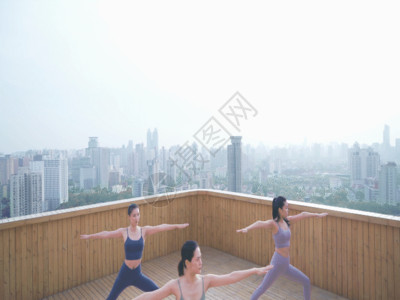 青年女性瑜伽动作休闲健身GIF高清图片