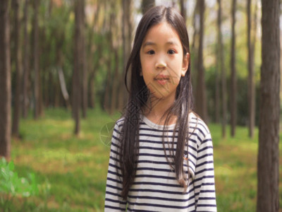 年轻女孩使用虚拟现实动作孩子加油手势GIF高清图片
