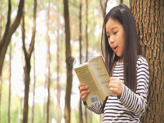 小女孩靠着树看书GIF图片