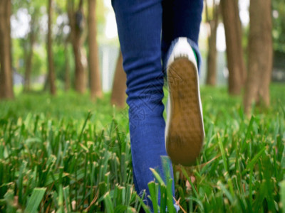 在草地上奔跑小女生在树林里行走GIF高清图片