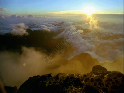 云绕雪山顶云海GIF高清图片