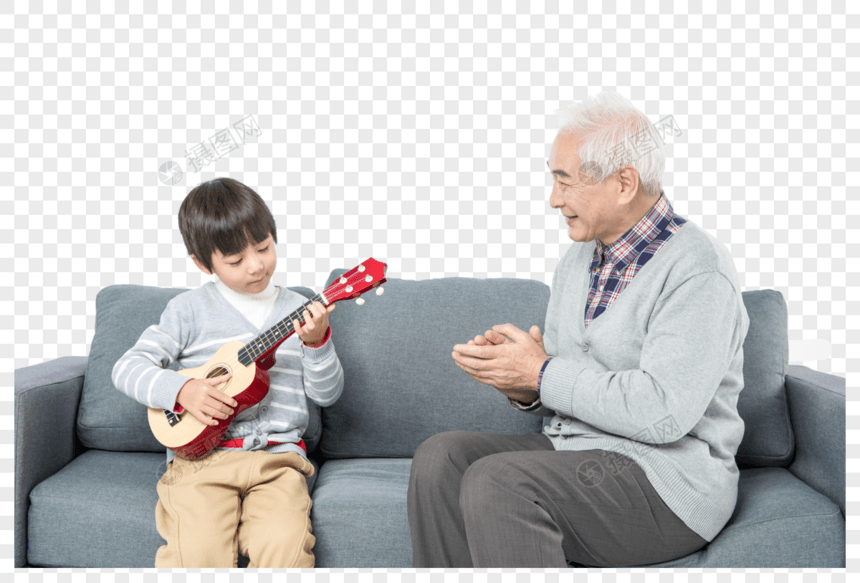 爷孙俩坐在沙发上弹琴图片