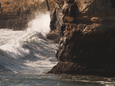海水拍打岩石GIF图片
