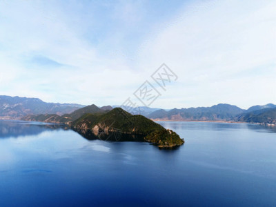 大海小岛和渔船航拍泸沽湖GIF高清图片