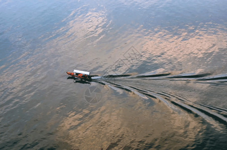 蓝水飞溅与波纹夕阳下小船划过东湖gif高清图片