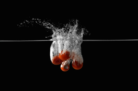 番茄创意掉落水中的圣女果gif高清图片