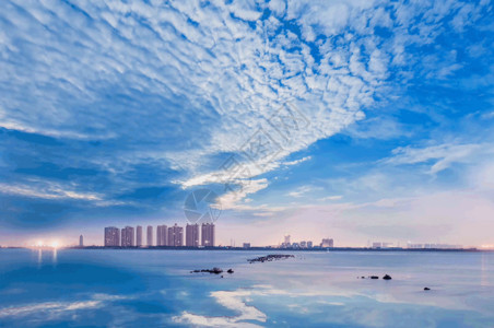 高楼建筑矢量图清新蓝天白云下的天空之城gif高清图片
